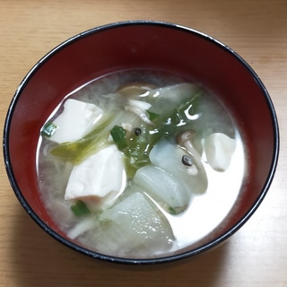 しめじと白菜と小松菜と豆腐の味噌汁